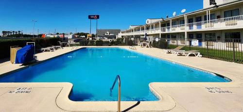 Webster Hotel | Discover Studio 6 Webster TX Near NASA with Pool & Pets