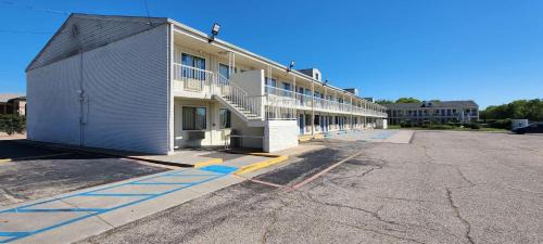 Webster Hotel | Discover Studio 6 Webster TX Near NASA with Pool & Pets