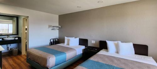 Webster Hotel | Discover Studio 6 Webster TX Near NASA with Pool & Pets