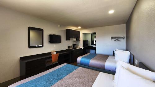Webster Hotel | Discover Studio 6 Webster TX Near NASA with Pool & Pets