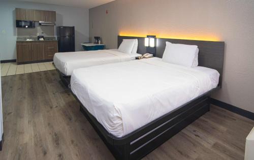West Palm Beach Hotel | Pet-Friendly Retreat at Studio 6 in West Palm Beach