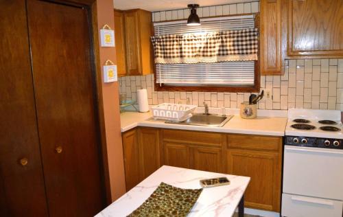 Grand Forks Apartment | Family-Friendly Studio 7 in Grand Forks with Kitchen Amenities