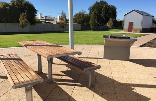 Mount Gambier Apartment | Discover Studio 8 B & B - Prime Location with Breakfast