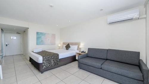 North Ward House | Unforgettable Ocean Views with Pool on The Strand