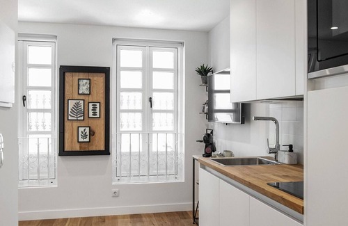 La Coruna Old Town Apartment | Cozy Studio A Coruña: Ideal for 2 with Kitchen Amenities