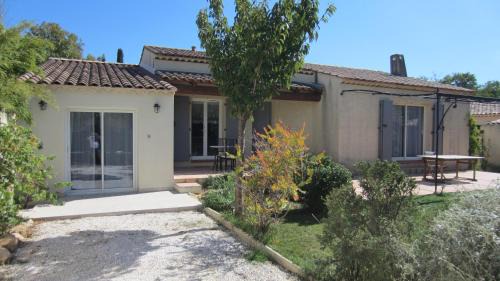 Grans Apartment | Budget-Friendly Studio A Grans with 9/10 Guest Rating