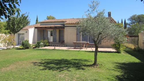 Grans Apartment | Budget-Friendly Studio A Grans with 9/10 Guest Rating