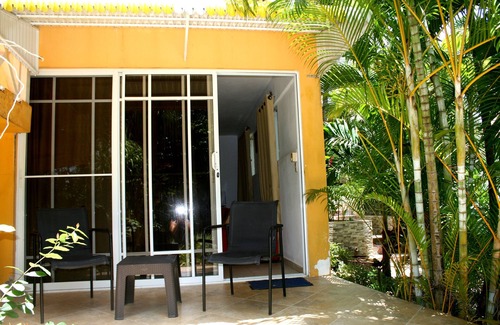 Costambar Apartment | Beachside Studio Retreat with Pool and Spa Amenities