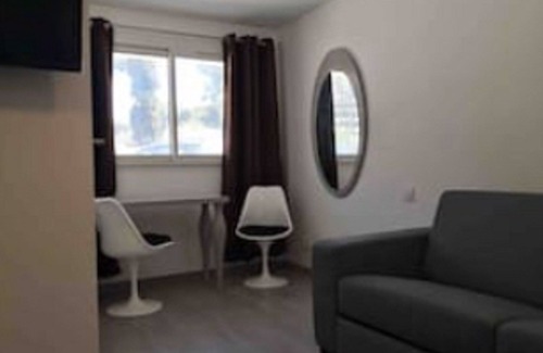 Carry-le-Rouet Apartment | Oceanfront Studio Adriana: Family-Friendly Getaway
