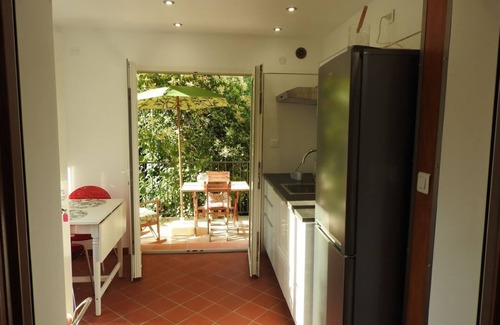 Grand Sud Apartment | Perfect Getaway: Studio Near River Arc with Garden View