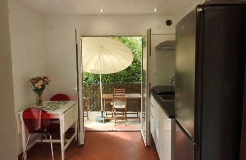 Grand Sud Apartment | Perfect Getaway: Studio Near River Arc with Garden View