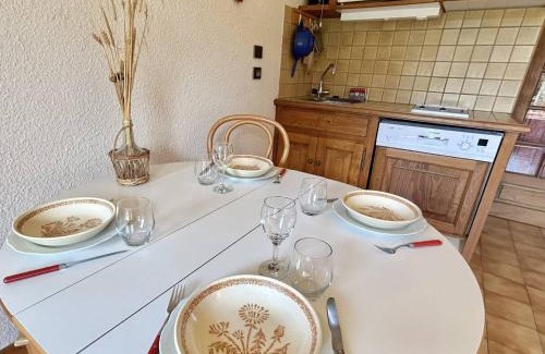 Le Planellet Apartment | Welcoming Studio Alcôve with Garden, Near Ski & Golf in Megève