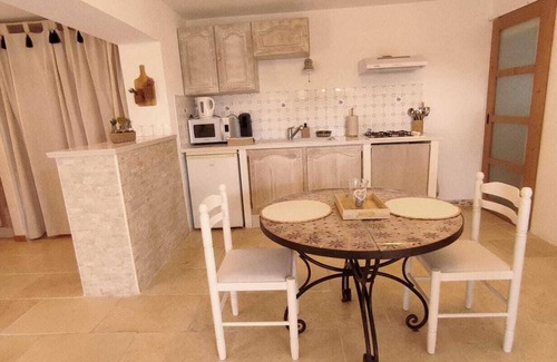Tarascon Apartment | Indulge in Studio Alpilles with Private Hot Tub & Spa