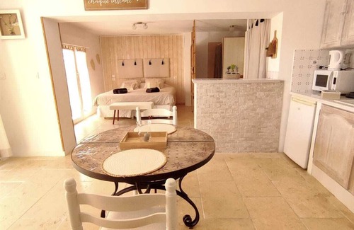 Tarascon Apartment | Indulge in Studio Alpilles with Private Hot Tub & Spa