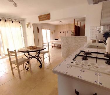 Tarascon House | Relaxing Studio Alpilles with Private Spa and Parking