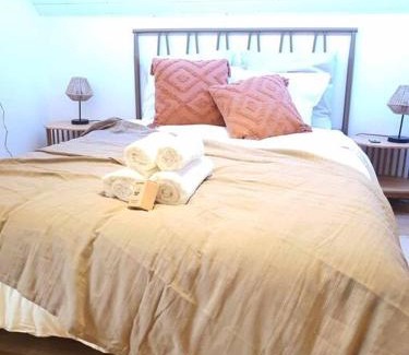 Orvault Apartment | Cozy Studio Amoureuse: Family-Friendly Getaway Awaits