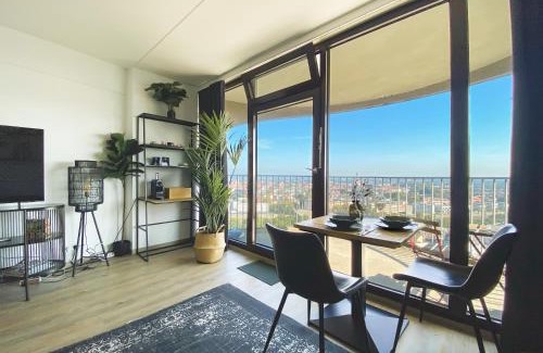 Antonsviertel Apartment | City Views & Tropical Vibes - Your Perfect Getaway Studio