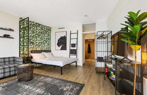 Antonsviertel Apartment | City Views & Tropical Vibes - Your Perfect Getaway Studio