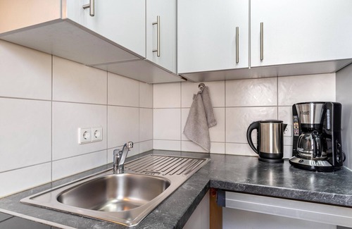 Lehen Apartment | Cozy Studio Apartment with Shared Garden and Ocean Views