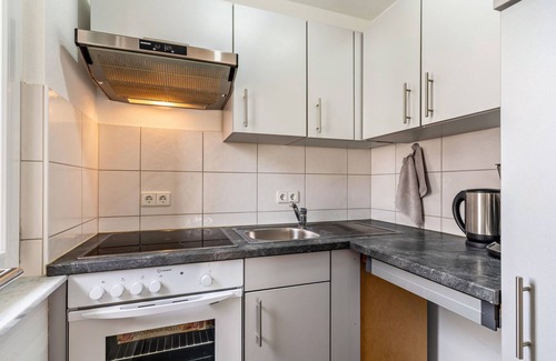 Lehen Apartment | Cozy Studio Apartment with Shared Garden and Ocean Views