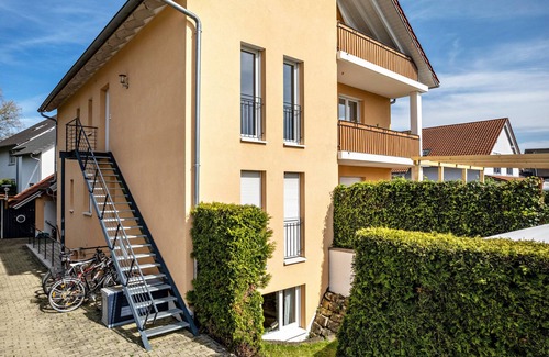 Lehen Apartment | Cozy Studio Apartment with Shared Garden and Ocean Views