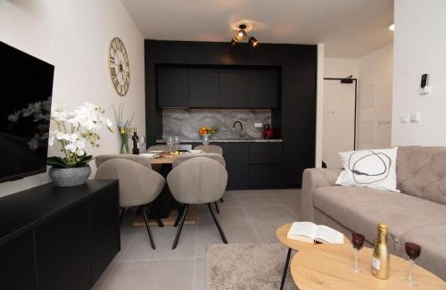 Sinj Apartment | Exceptional Apollonia Studio Apartman for Families