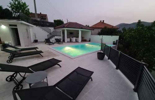 Trebinje Apartment | Elegant Studio Apartmani Milović with Oceanfront Pool
