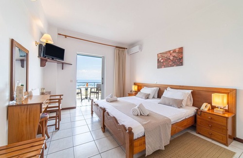 Notos Apartment | Seaside Studio Apartment with Balcony, Ocean View & Wi-Fi
