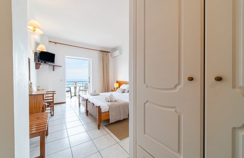 Notos Apartment | Seaside Studio Apartment with Balcony, Ocean View & Wi-Fi
