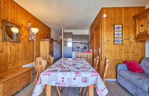Jeux Apartment | Elegant Studio Apartment 'Alpe D'huez' with Mountain Views