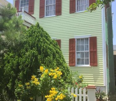 Galveston Villa | Cozy Studio Apartment at Historical House - 8.4/10 Rated