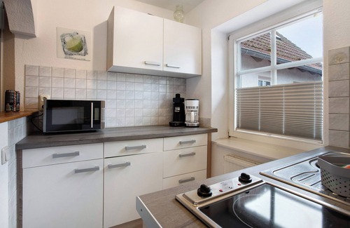 Wiek Apartment | Studio Apartment 'Bäckerhus - Ferienwohnung 3' with Shared Terrace and Garden