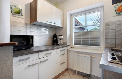 Wiek Apartment | Studio Apartment 'Bäckerhus - Ferienwohnung 3' with Shared Terrace and Garden