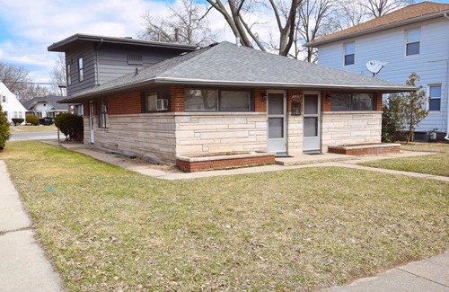 South Bend Apartment | Cozy Studio Apartment Near Notre Dame with Breakfast