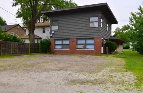 South Bend Apartment | Cozy Studio Apartment Near Notre Dame with Breakfast