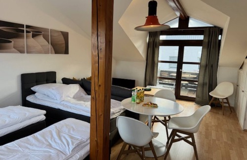 Pforzheim Apartment | Studio Apartment 'Daimlerstraße' with Balcony and Wi-Fi