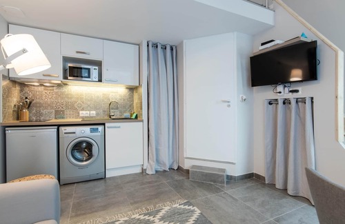 Villette Gare Apartment | Inviting Studio Apartment with Kitchen and Street View
