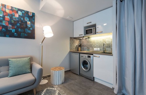 Villette Gare Apartment | Inviting Studio Apartment with Kitchen and Street View