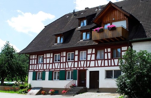 Hohenbodman Apartment | Cozy Studio Apartment with Shared Garden & Free Wi-Fi