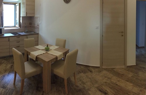 Ljuta Apartment | Cozy Studio Apartment for Couples with Pool & Spa