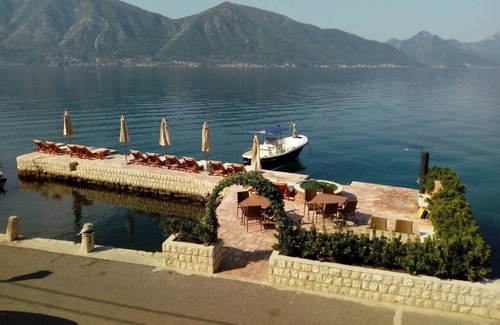 Ljuta Apartment | Cozy Studio Apartment for Couples with Pool & Spa