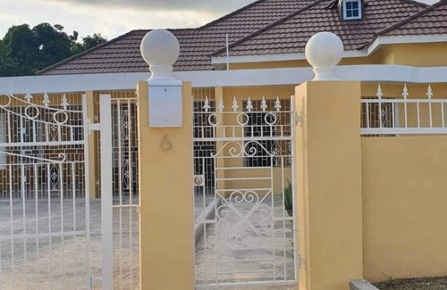 Ziadie Gardens House | Cozy Studio Apartment with Ocean View in Kingston