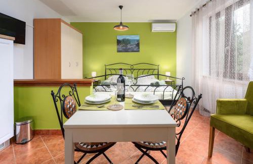 Flengi Apartment | Cozy Studio Apartment - Rated 9.1/10 & Pet-Friendly!