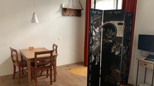 Haarlemmerbuurt Apartment | Central Studio Apartment: Family-Friendly Comfort Awaits
