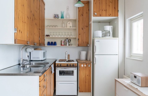 Katajanokka Apartment | Ideal Studio Apartment in Katajanokka with Breakfast & Kitchen