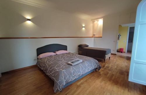 Vittorio Emanuele Apartment | Neapolitan Castle Studio Apartment: Family-Friendly Escape