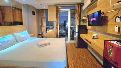 Old Jakarta Apartment | Stylish Studio Apartment JiExpo Kemayoran with Pool Access