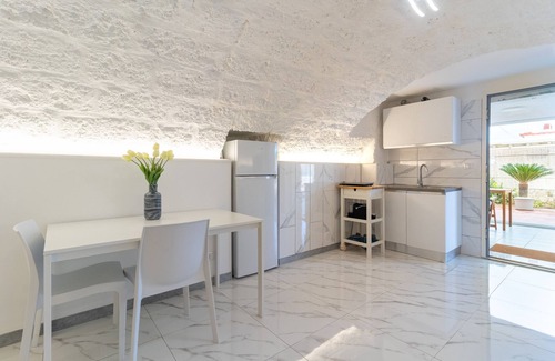 Mola di Bari Apartment | Oceanfront Studio Apartment 'La Porta Sul Mare- Timone'