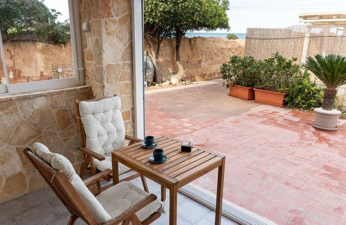 Mola di Bari Apartment | Oceanfront Studio Apartment 'La Porta Sul Mare- Timone'