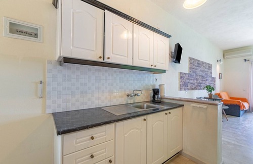 Agia Pelagia Chlomou Apartment | Seaside Studio 'Nikos' with Ocean View & Pet-Friendly Amenities